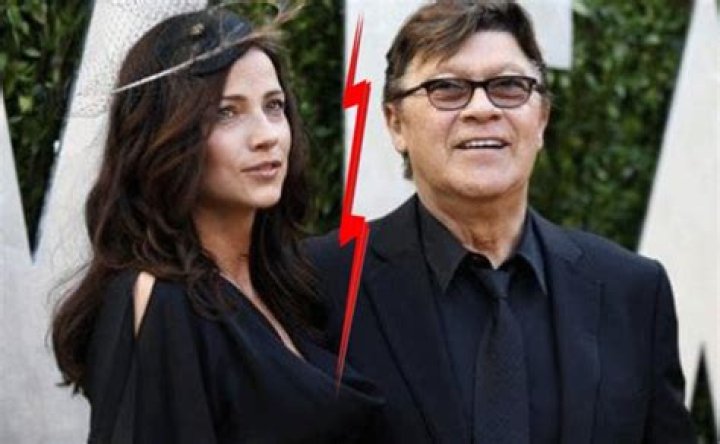Is Robbie Robertson married